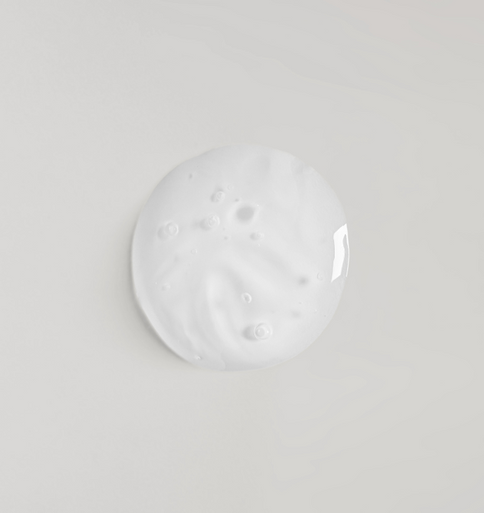  Goutte claire et légèrement nacrée de base de shampooing sur un fond blanc.