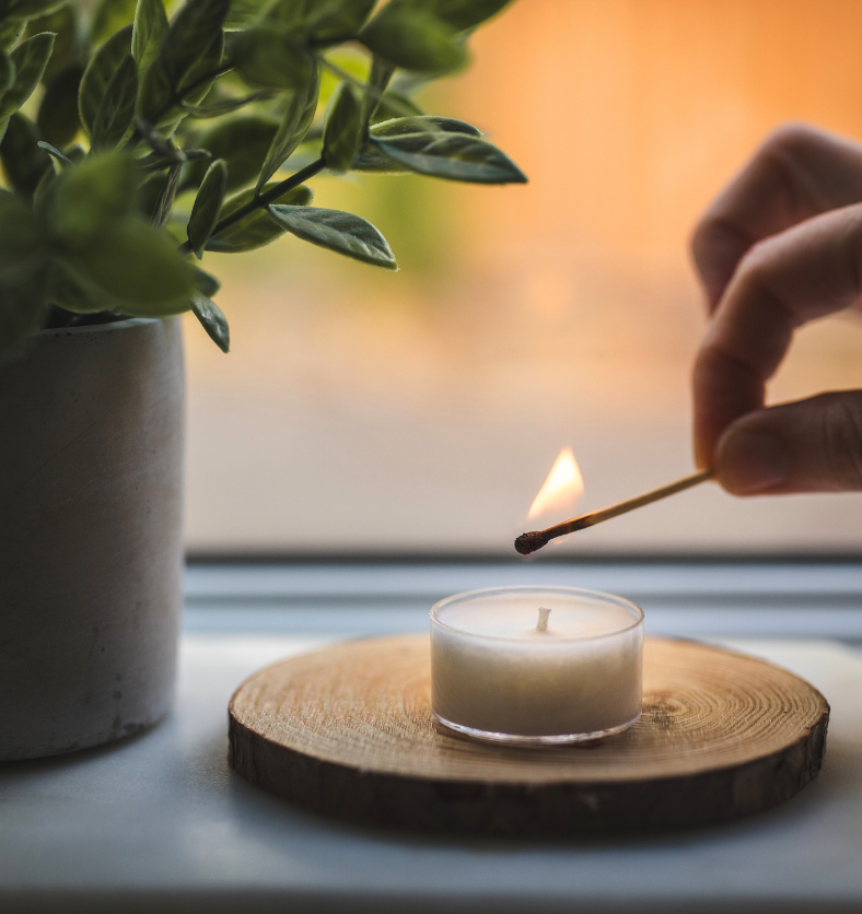 Lighting windowside homemade Tealight Candle with match || Éclairage de fenêtre avec bougie chauffe-plat faite maison avec allumette