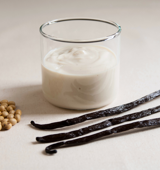  Récipient en verre de soja avec des bâtons de vanille comme représentation visuelle de l'huile parfumée à la vanille et au soja disponible chez Village Craft and Candle