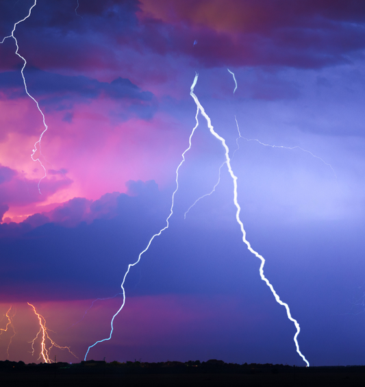  Des éclairs d'éclairage dans un ciel d'orage comme représentation visuelle de l'huile parfumée Summer Storm disponible chez Village Craft and Candle