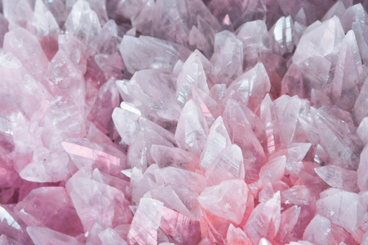  Gros plan d'un champ de quartz rose comme représentation visuelle de l'huile parfumée de quartz rose disponible chez Village Craft and Candle
