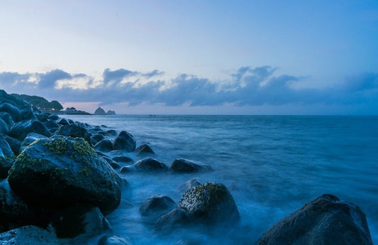 Brouillard sur un bord de mer rocheux comme représentation visuelle de l'huile parfumée Seaside Solitude disponible chez Village Craft and Candle